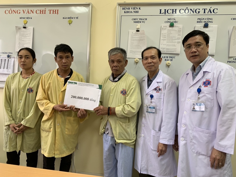 Được bạn đọc giúp đỡ 4 tỉ đồng, ông nội bán lúa non chữa ung thư cho cháu san sẻ nỗi đau - 4 Được bạn đọc giúp đỡ 4 tỉ đồng, ông nội bán lúa non chữa ung thư cho cháu san sẻ nỗi đau - 4