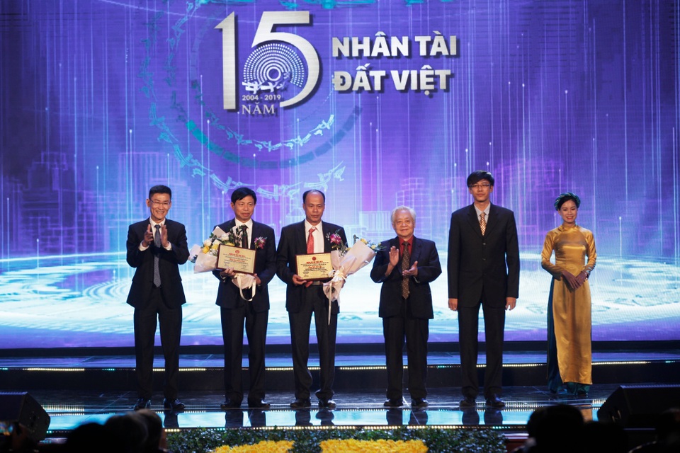 “Kỹ sư hai lúa” chế tạo máy ruôi sắn củ tươi giành giải thưởng Tự học thành tài Nhân tài Đất Việt năm 2019 - 1 “Kỹ sư hai lúa” chế tạo máy ruôi sắn củ tươi giành giải thưởng Tự học thành tài Nhân tài Đất Việt năm 2019 - 1