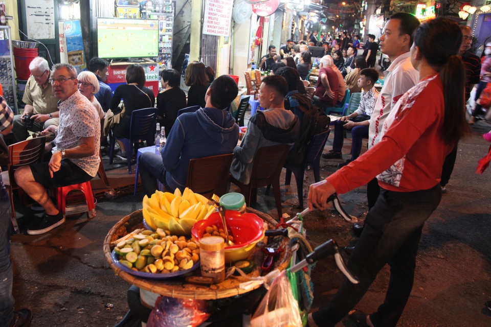 Người nước ngoài hò reo chung vui với chiến thắng của đội tuyển Việt Nam - 8 Người nước ngoài hò reo chung vui với chiến thắng của đội tuyển Việt Nam - 8