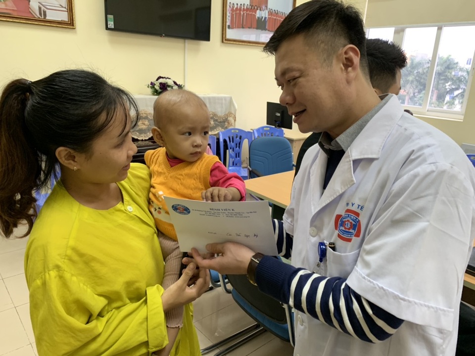 Được bạn đọc giúp đỡ 4 tỉ đồng, ông nội bán lúa non chữa ung thư cho cháu san sẻ nỗi đau - 8 Được bạn đọc giúp đỡ 4 tỉ đồng, ông nội bán lúa non chữa ung thư cho cháu san sẻ nỗi đau - 8