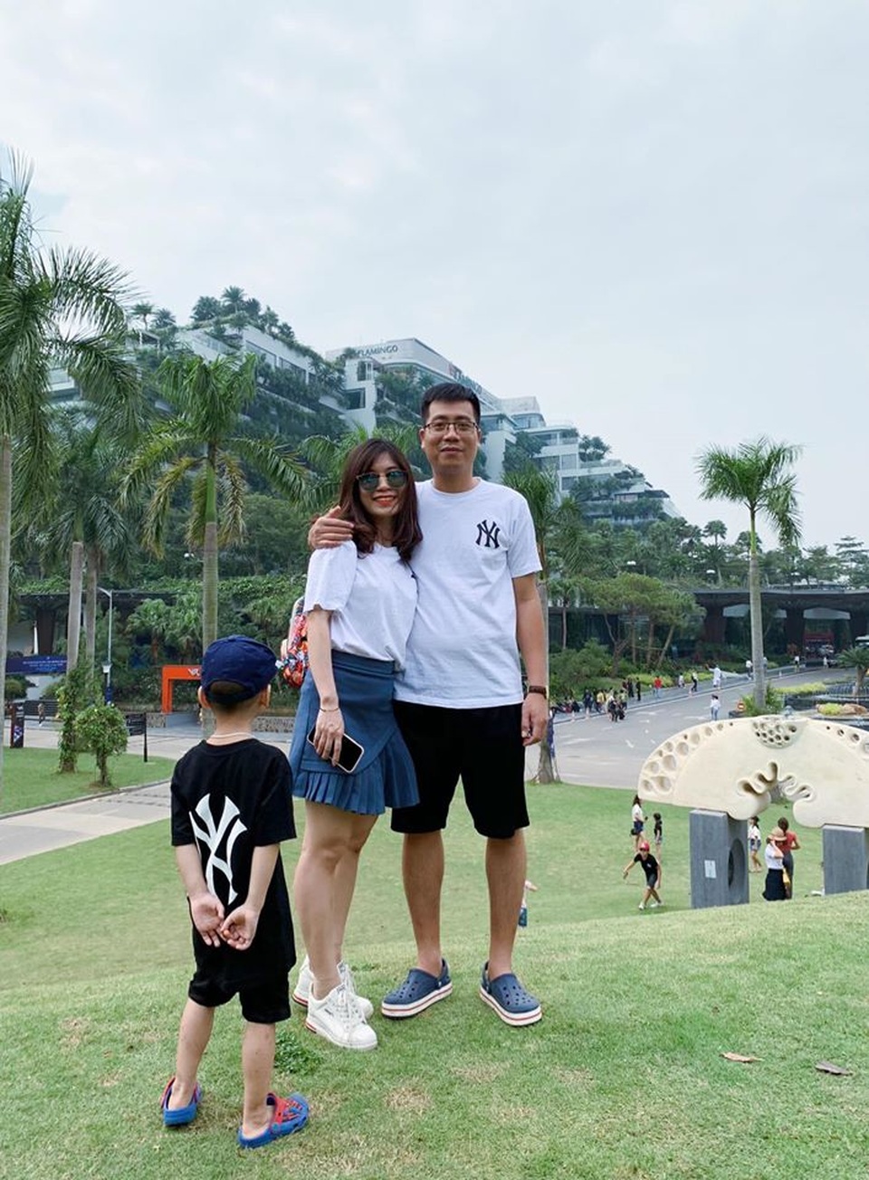 Không nhịn được cười trước biểu cảm hờn cả thế giới của cậu bé bị bố mẹ “bắt” chụp hình - 4 Không nhịn được cười trước biểu cảm hờn cả thế giới của cậu bé bị bố mẹ “bắt” chụp hình - 4