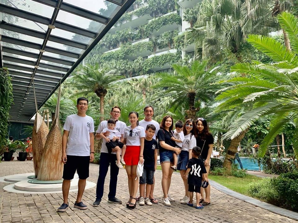 Không nhịn được cười trước biểu cảm hờn cả thế giới của cậu bé bị bố mẹ “bắt” chụp hình - 5 Không nhịn được cười trước biểu cảm hờn cả thế giới của cậu bé bị bố mẹ “bắt” chụp hình - 5