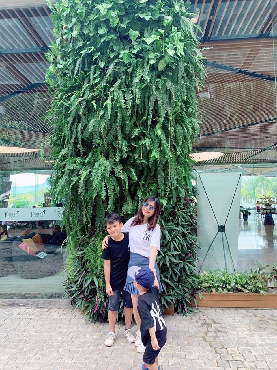 Không nhịn được cười trước biểu cảm hờn cả thế giới của cậu bé bị bố mẹ “bắt” chụp hình - 3 Không nhịn được cười trước biểu cảm hờn cả thế giới của cậu bé bị bố mẹ “bắt” chụp hình - 3