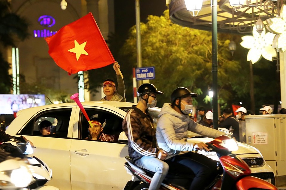 Người nước ngoài hò reo chung vui với chiến thắng của đội tuyển Việt Nam - 16 Người nước ngoài hò reo chung vui với chiến thắng của đội tuyển Việt Nam - 16