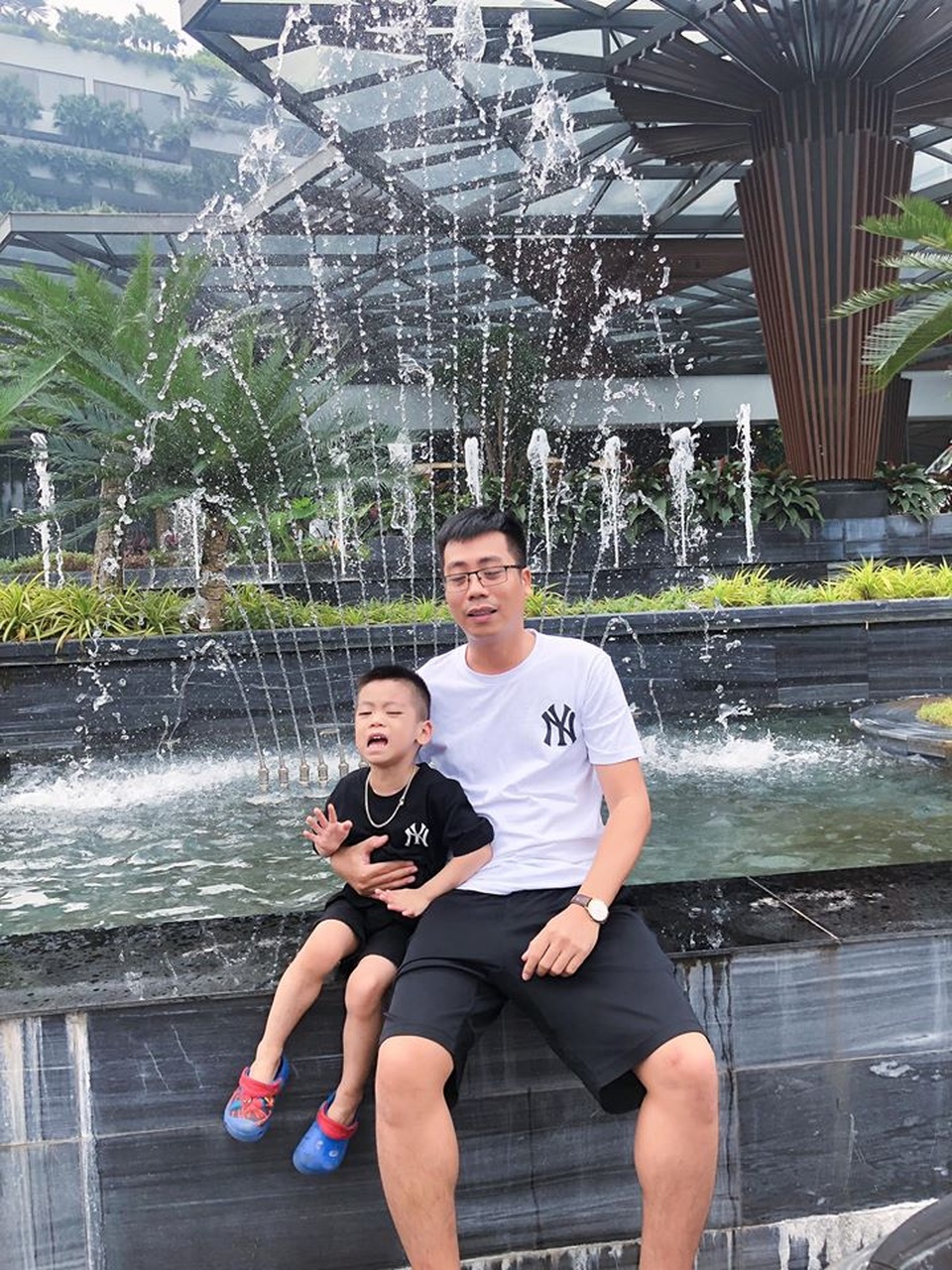 Không nhịn được cười trước biểu cảm hờn cả thế giới của cậu bé bị bố mẹ “bắt” chụp hình - 7 Không nhịn được cười trước biểu cảm hờn cả thế giới của cậu bé bị bố mẹ “bắt” chụp hình - 7