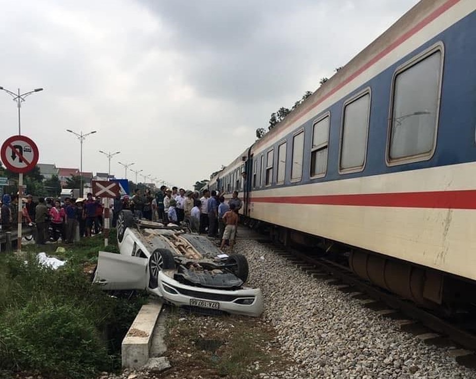 Tàu hỏa tông ô tô, một người tử vong tại chỗ - 1 Tàu hỏa tông ô tô, một người tử vong tại chỗ - 1