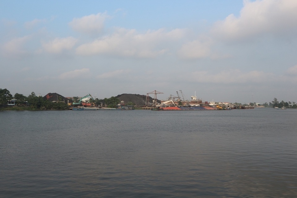 Nam Định: Dân “gồng” mình gánh bụi từ khu công nghiệp của tỉnh bạn - 1 Nam Định: Dân “gồng” mình gánh bụi từ khu công nghiệp của tỉnh bạn - 1
