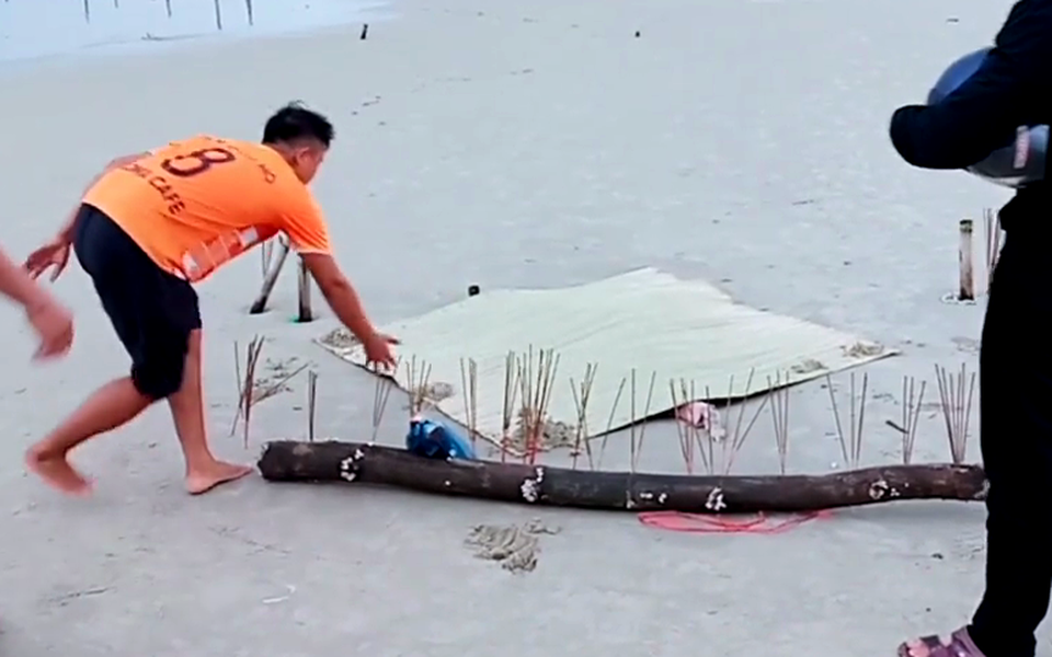 Thi thể nạn nhân dạt vào bãi biển chưa xác định danh tính và đang phân hủy Thi thể không đầu trôi dạt vào bãi biển Quảng Nam