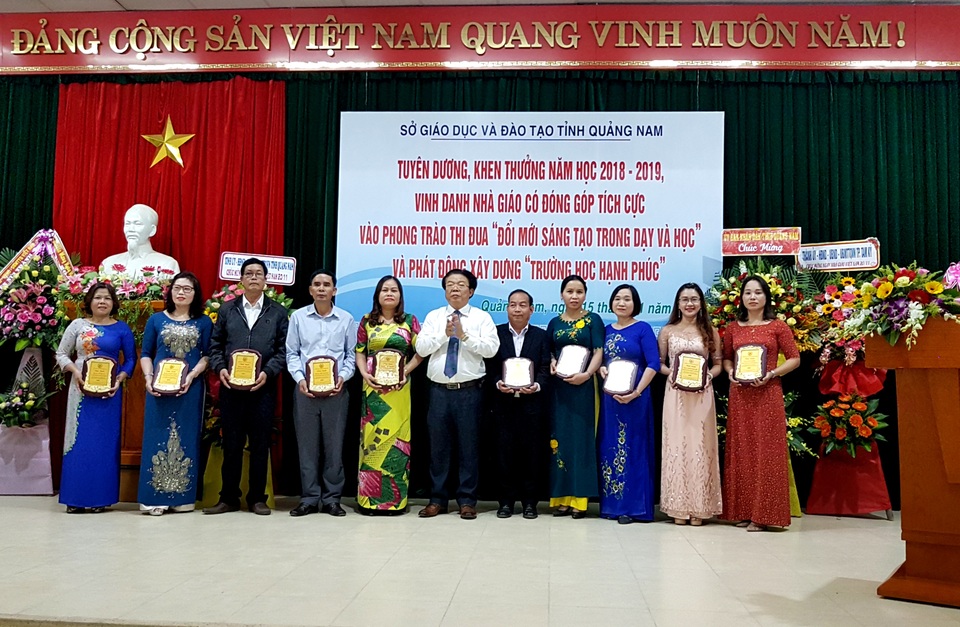 Các giáo viên được tuyên dương và vinh danh trong sáng 15/11 Quảng Nam tuyên dương và vinh danh các nhà giáo