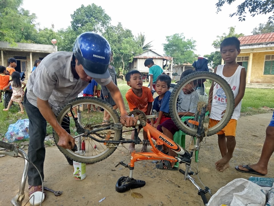 Người đàn ông khuyết tật sửa xe miễn phí cho học sinh vùng cao - 3 Người đàn ông khuyết tật sửa xe miễn phí cho học sinh vùng cao - 3