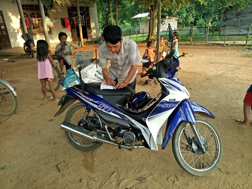 Người đàn ông khuyết tật sửa xe miễn phí cho học sinh vùng cao - 4 Người đàn ông khuyết tật sửa xe miễn phí cho học sinh vùng cao - 4