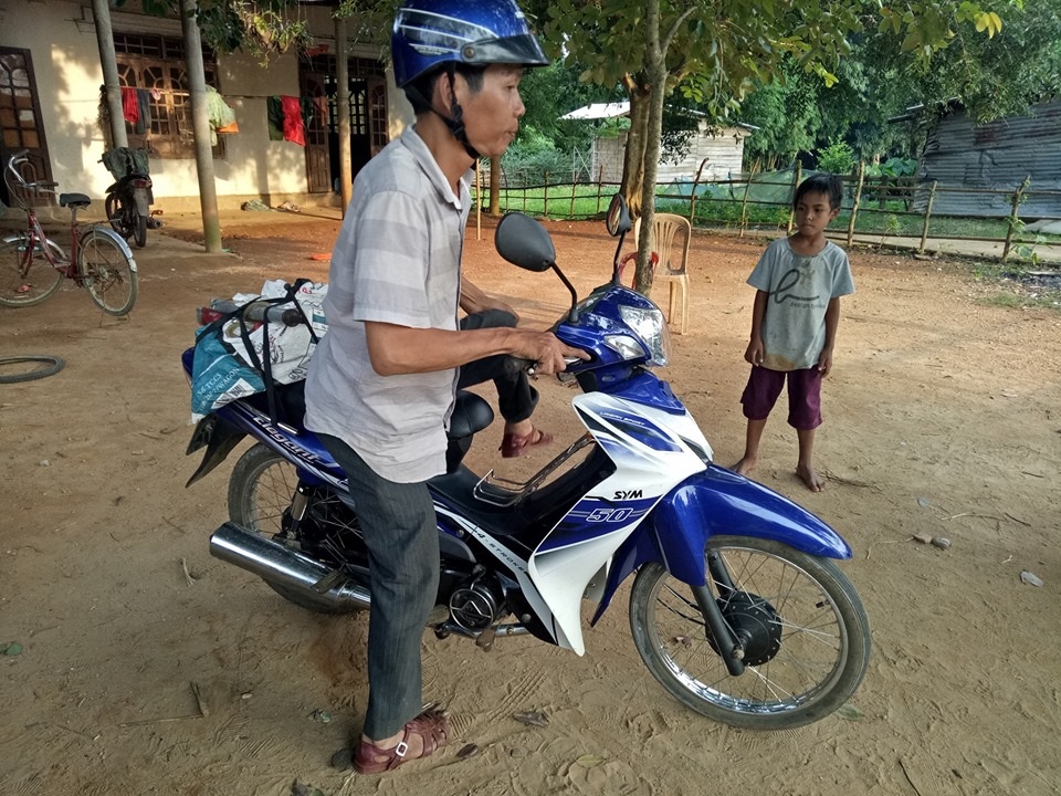 Người đàn ông khuyết tật sửa xe miễn phí cho học sinh vùng cao - 5 Người đàn ông khuyết tật sửa xe miễn phí cho học sinh vùng cao - 5