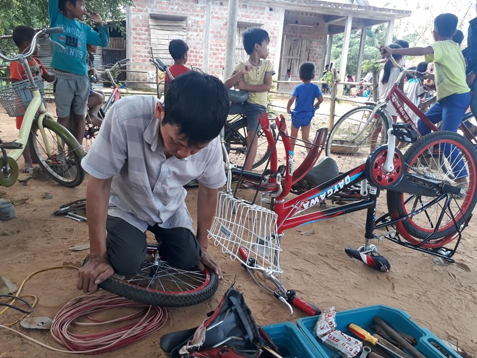 Người đàn ông khuyết tật sửa xe miễn phí cho học sinh vùng cao - 1 Người đàn ông khuyết tật sửa xe miễn phí cho học sinh vùng cao - 1