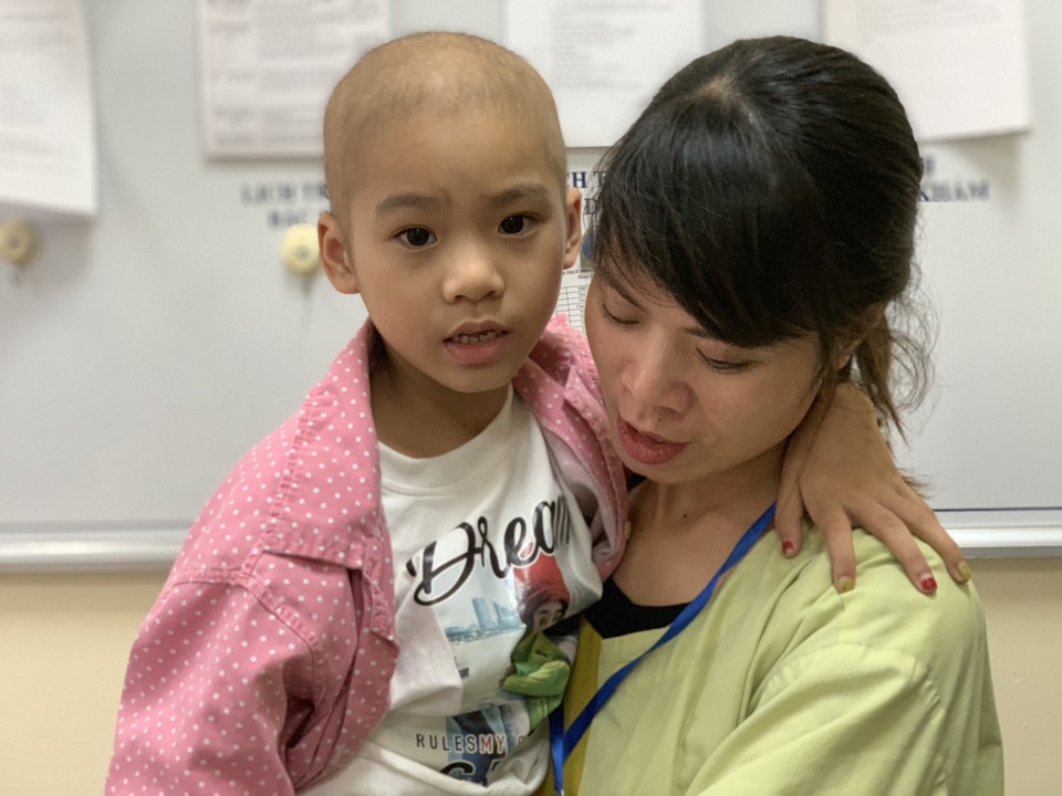 Được bạn đọc giúp đỡ 4 tỉ đồng, ông nội bán lúa non chữa ung thư cho cháu san sẻ nỗi đau - 10 Được bạn đọc giúp đỡ 4 tỉ đồng, ông nội bán lúa non chữa ung thư cho cháu san sẻ nỗi đau - 10