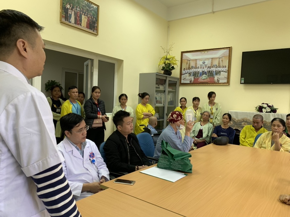 Được bạn đọc giúp đỡ 4 tỉ đồng, ông nội bán lúa non chữa ung thư cho cháu san sẻ nỗi đau - 1 Được bạn đọc giúp đỡ 4 tỉ đồng, ông nội bán lúa non chữa ung thư cho cháu san sẻ nỗi đau - 1