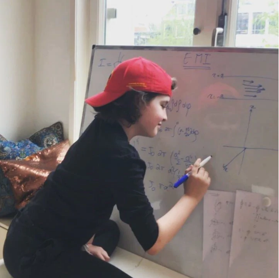 Kinh ngạc thần đồng 9 tuổi tốt nghiệp đại học, chuẩn bị nghiên cứu tiến sĩ - 3 Kinh ngạc thần đồng 9 tuổi tốt nghiệp đại học, chuẩn bị nghiên cứu tiến sĩ - 3