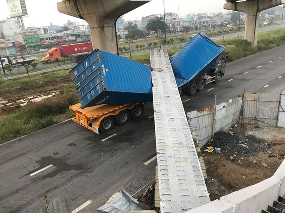 “Dầm cầu cao 4,75m bị container cao 4,2m kéo sập”: Tĩnh không cầu thấp hơn thiết kế - 1 “Dầm cầu cao 4,75m bị container cao 4,2m kéo sập”: Tĩnh không cầu thấp hơn thiết kế - 1