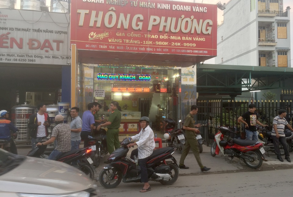 Hai thanh niên nổ súng cướp tiệm vàng ở Sài Gòn - 1 Hai thanh niên nổ súng cướp tiệm vàng ở Sài Gòn - 1