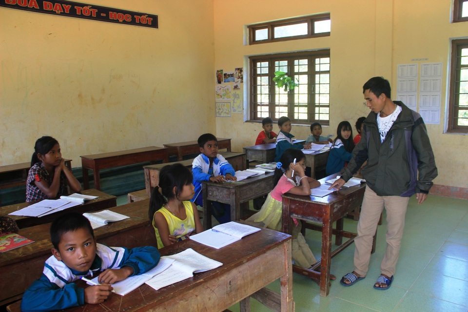 Thầy cô bám bản “kéo” các em đến trường học chữ - 2 Thầy cô bám bản “kéo” các em đến trường học chữ - 2