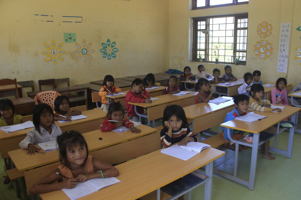 Thầy cô bám bản “kéo” các em đến trường học chữ - 1 Thầy cô bám bản “kéo” các em đến trường học chữ - 1