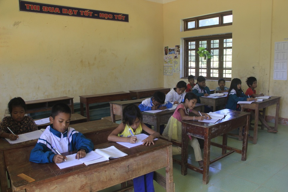 Thầy cô bám bản “kéo” các em đến trường học chữ - 4 Thầy cô bám bản “kéo” các em đến trường học chữ - 4