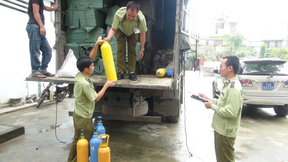 Phát hiện và thu giữ 60 bình khí cười không rõ nguồn gốc - 1
