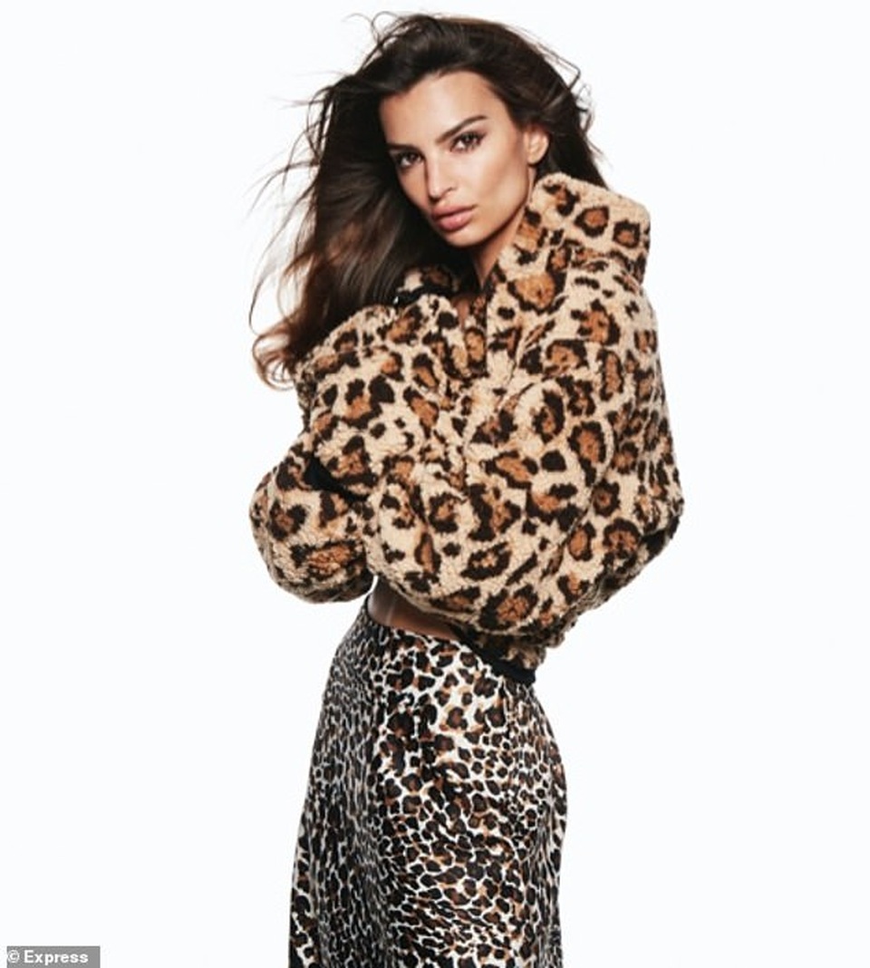 Emily Ratajkowski gợi cảm trong bộ ảnh quảng cáo mới - 11 Emily Ratajkowski gợi cảm trong bộ ảnh quảng cáo mới - 11