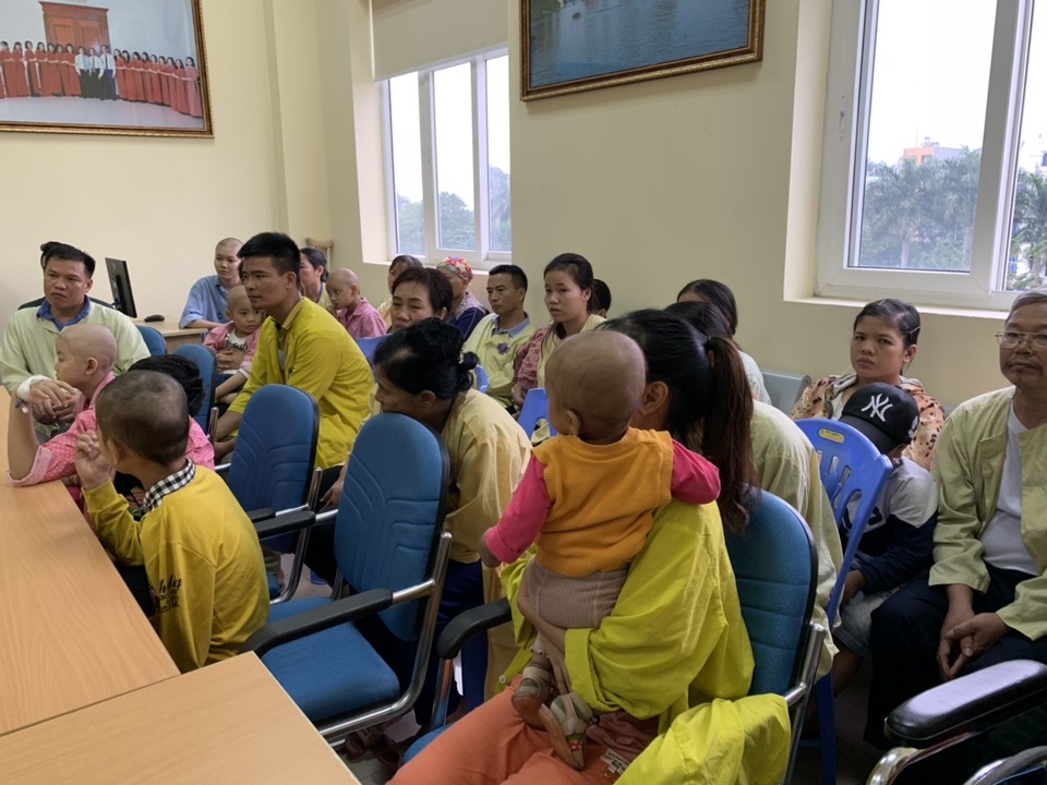 Được bạn đọc giúp đỡ 4 tỉ đồng, ông nội bán lúa non chữa ung thư cho cháu san sẻ nỗi đau - 2 Được bạn đọc giúp đỡ 4 tỉ đồng, ông nội bán lúa non chữa ung thư cho cháu san sẻ nỗi đau - 2