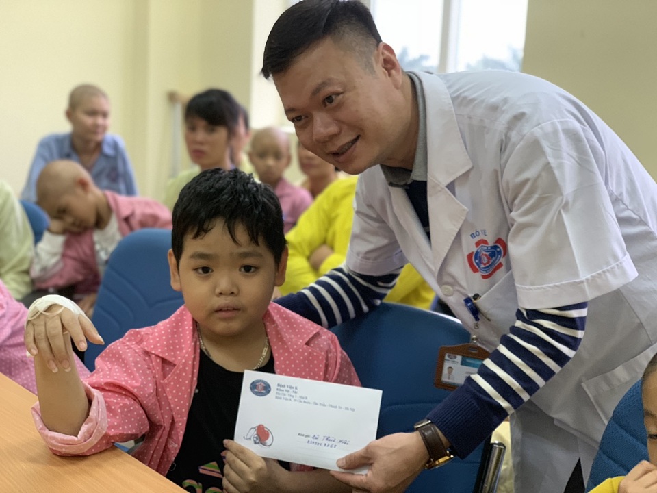 Được bạn đọc giúp đỡ 4 tỉ đồng, ông nội bán lúa non chữa ung thư cho cháu san sẻ nỗi đau - 7 Được bạn đọc giúp đỡ 4 tỉ đồng, ông nội bán lúa non chữa ung thư cho cháu san sẻ nỗi đau - 7
