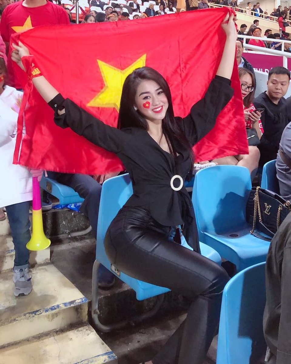 Hot girl lọt máy quay trận Việt Nam - UAE gây sốt là ai ? - 2 Hot girl lọt máy quay trận Việt Nam - UAE gây sốt là ai ? - 2
