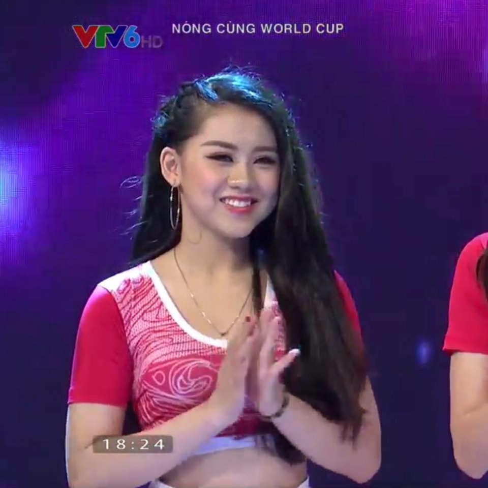 Hot girl lọt máy quay trận Việt Nam - UAE gây sốt là ai ? - 4 Hot girl lọt máy quay trận Việt Nam - UAE gây sốt là ai ? - 4