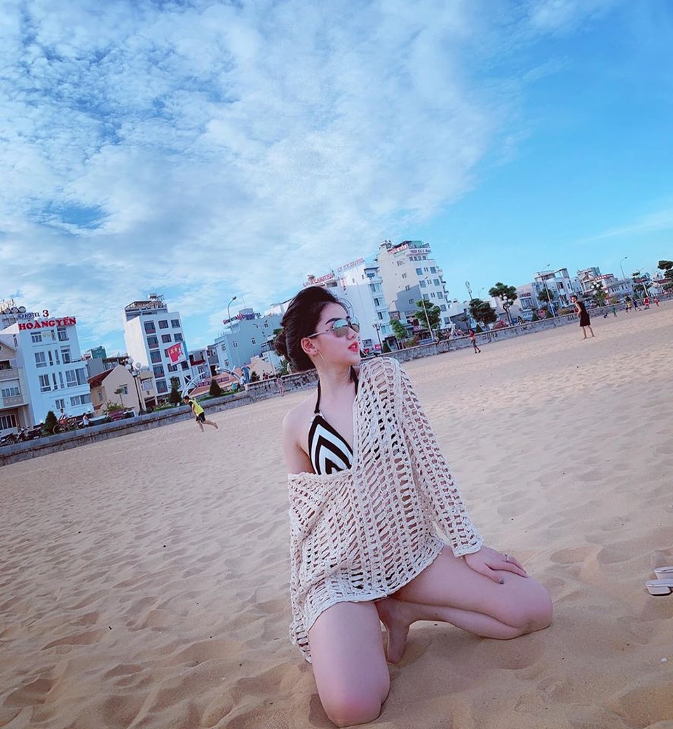 Hot girl lọt máy quay trận Việt Nam - UAE gây sốt là ai ? - 6 Hot girl lọt máy quay trận Việt Nam - UAE gây sốt là ai ? - 6