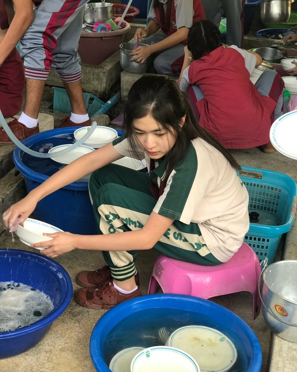 “Nữ thần học đường” Thái Lan gây “sốt” với ảnh ngồi cặm cụi rửa bát - 1 “Nữ thần học đường” Thái Lan gây “sốt” với ảnh ngồi cặm cụi rửa bát - 1