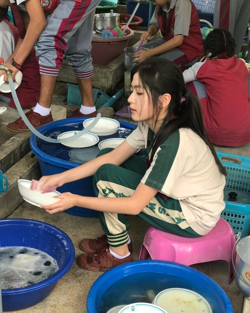 “Nữ thần học đường” Thái Lan gây “sốt” với ảnh ngồi cặm cụi rửa bát - 2 “Nữ thần học đường” Thái Lan gây “sốt” với ảnh ngồi cặm cụi rửa bát - 2