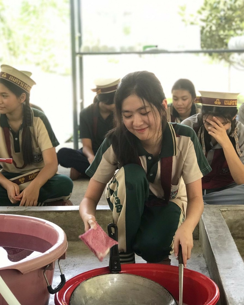“Nữ thần học đường” Thái Lan gây “sốt” với ảnh ngồi cặm cụi rửa bát - 3 “Nữ thần học đường” Thái Lan gây “sốt” với ảnh ngồi cặm cụi rửa bát - 3