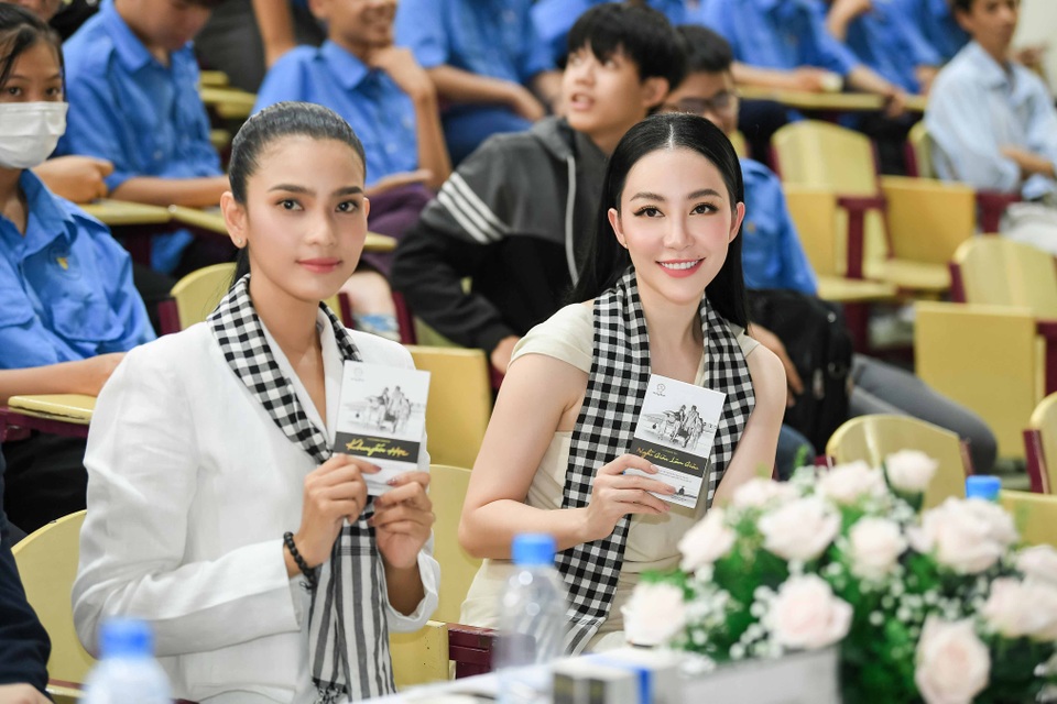 Linh Nga từng khóc hàng đêm khi ra nước ngoài học múa năm 12 tuổi - 2 Linh Nga từng khóc hàng đêm khi ra nước ngoài học múa năm 12 tuổi - 2