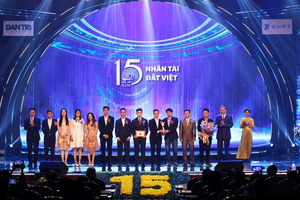 Quán quân Nhân tài Đất Việt 2019: Các đối thủ không hề thua kém, nhóm mình may mắn được đánh giá cao hơn - 1 Quán quân Nhân tài Đất Việt 2019: Các đối thủ không hề thua kém, nhóm mình may mắn được đánh giá cao hơn - 1