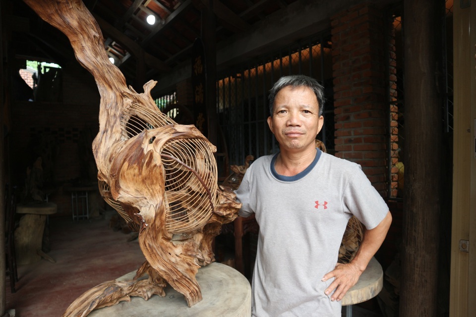 Nghệ nhân Huỳnh Sướng bên tác phẩm dự triển lãm tại Hà Nội năm 2019 Người nghệ nhân giữ hồn nghề mộc ở làng nghề trăm năm tuổi ở Hội An