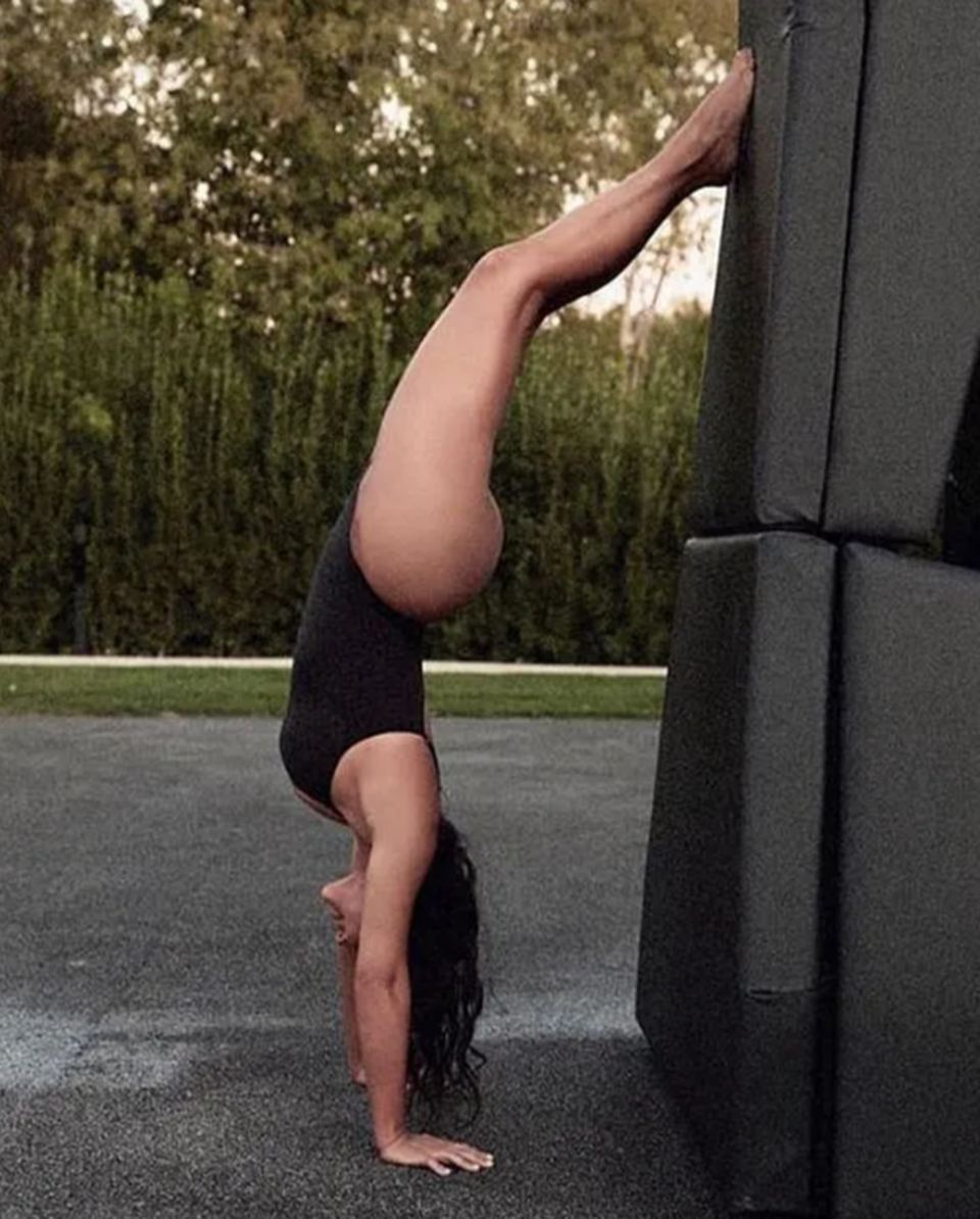 Kim Kardashian khoe ảnh tập yoga - 1 Kim Kardashian khoe ảnh tập yoga - 1