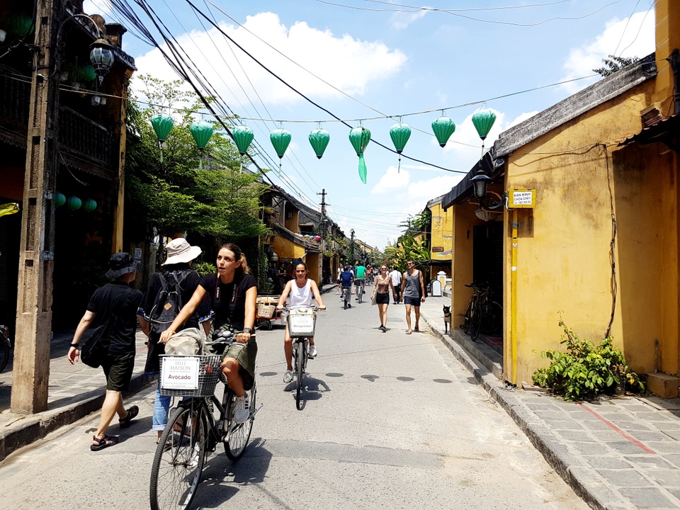 Du khách nước ngoài tham quan phố cổ Hội An Hội An thử nghiệm bán vé tham quan phố cổ bằng số hóa