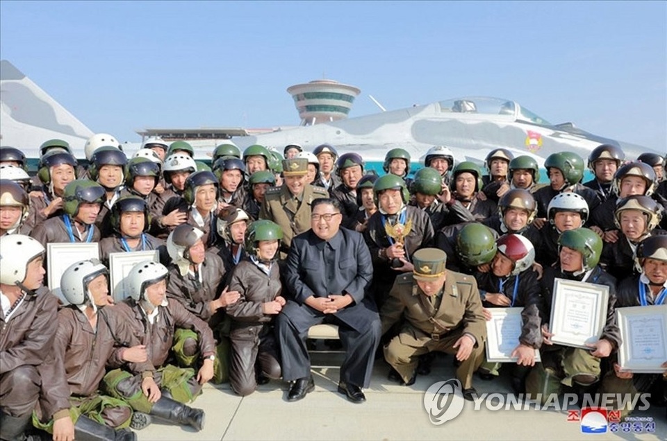 Ông Kim Jong-un thị sát dàn máy bay quân sự “bất khả chiến bại” của Triều Tiên - 1 Ông Kim Jong-un thị sát dàn máy bay quân sự “bất khả chiến bại” của Triều Tiên - 1