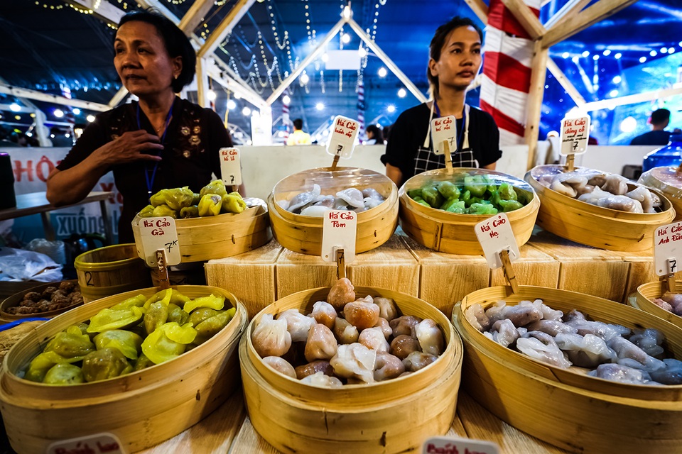 Du khách nín thở thưởng thức các món côn trùng “kinh dị” - 10