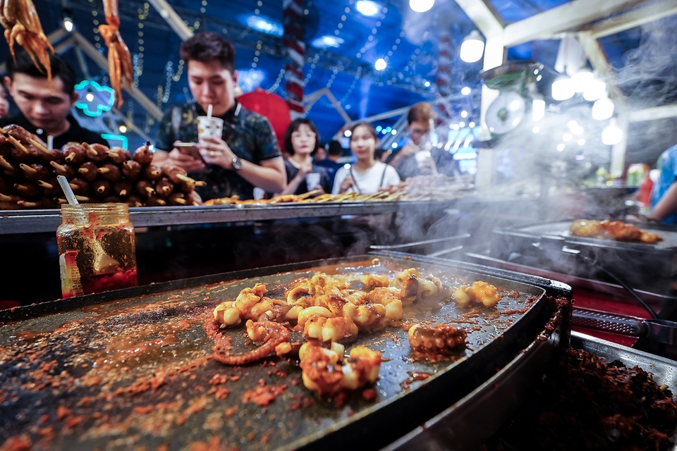 Du khách nín thở thưởng thức các món côn trùng “kinh dị” - 11