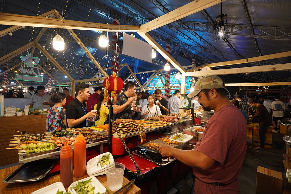 Du khách nín thở thưởng thức các món côn trùng “kinh dị” - 13