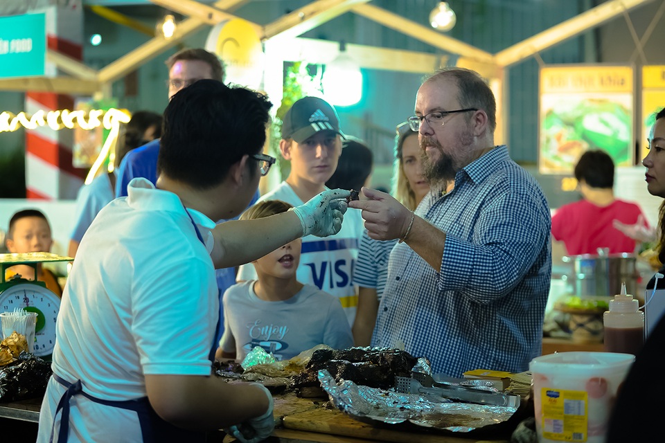 Du khách nín thở thưởng thức các món côn trùng “kinh dị” - 14