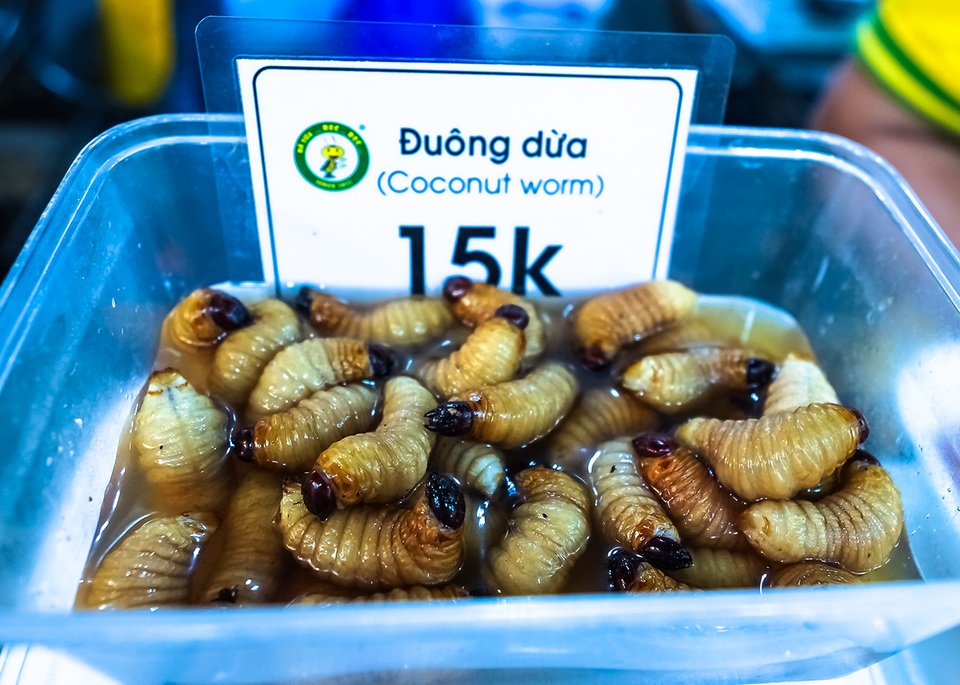 Du khách nín thở thưởng thức các món côn trùng “kinh dị” - 2