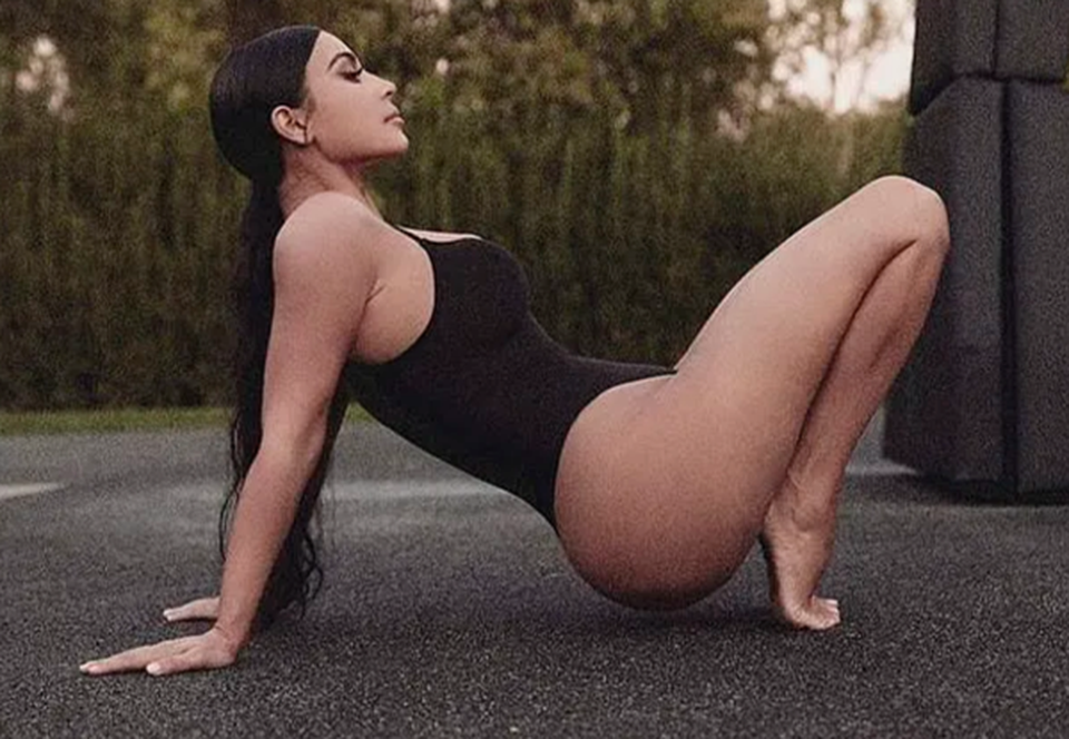 Kim Kardashian khoe ảnh tập yoga - 2 Kim Kardashian khoe ảnh tập yoga - 2