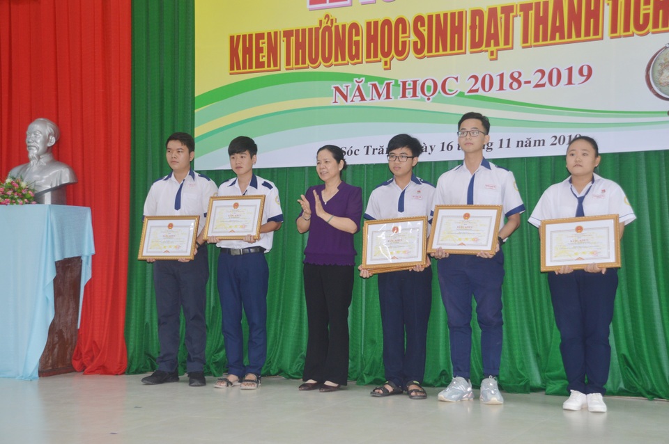 Sóc Trăng tuyên dương học sinh đạt thành tích cao - 1