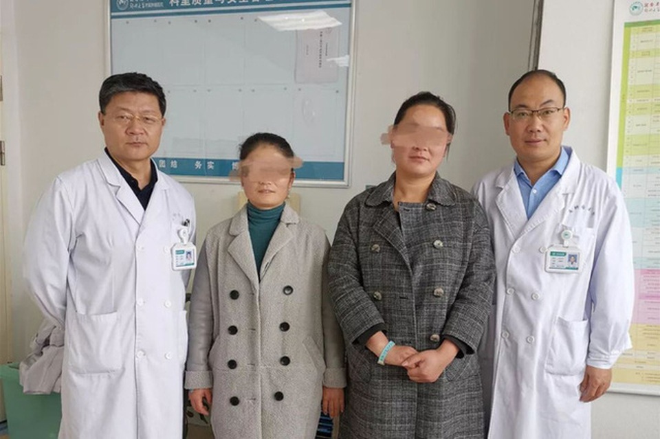 2 chị em ruột tự phát hiện ung thư vú nhờ 1 việc đơn giản, đến bác sĩ cũng phải khen ngợi và khuyên mọi người học theo - 1 2 chị em ruột tự phát hiện ung thư vú nhờ 1 việc đơn giản, đến bác sĩ cũng phải khen ngợi và khuyên mọi người học theo - 1