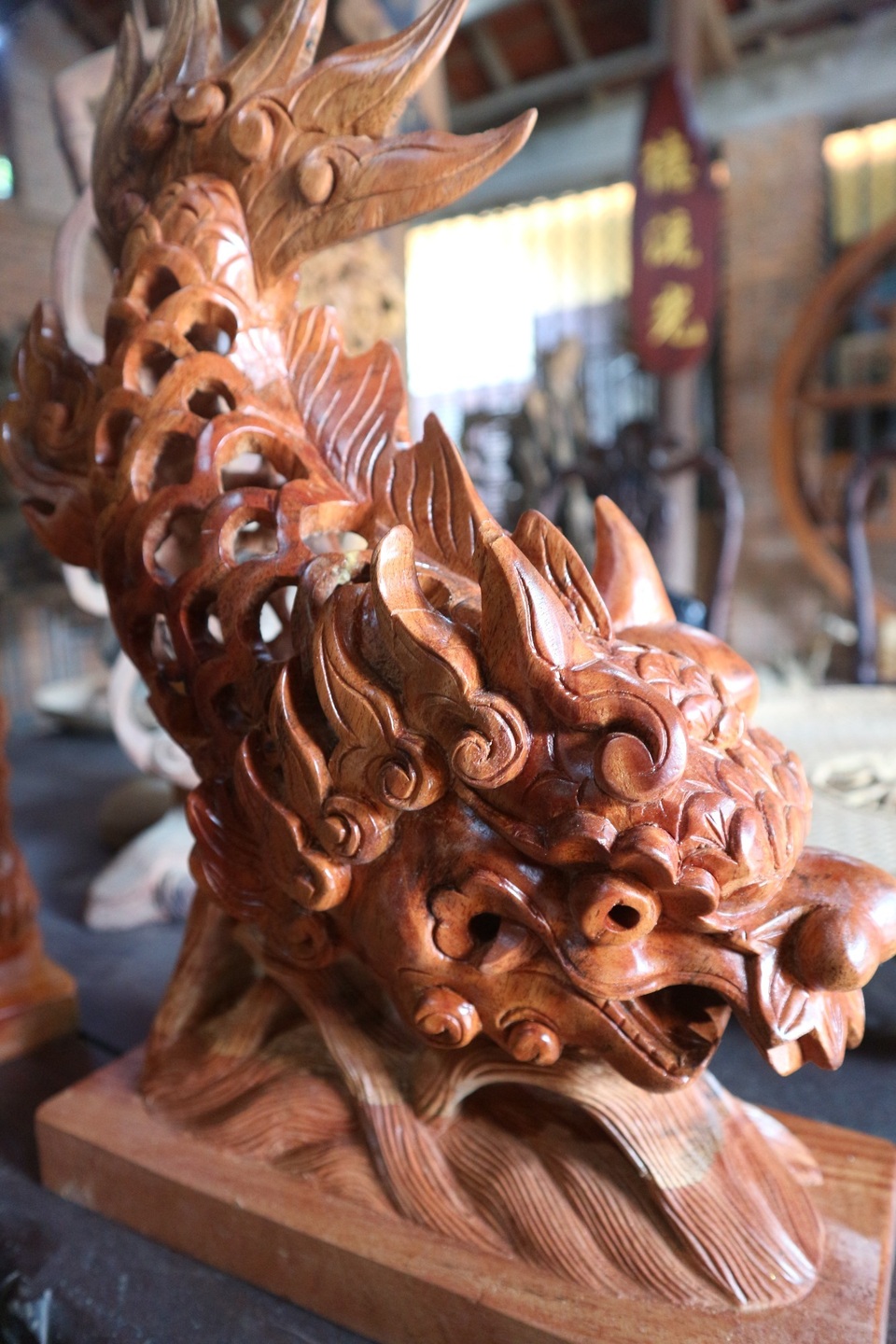 Tác phẩm “cá chép hóa rồng” được nhiều người đánh giá cao khi tham gia triển lãm Người nghệ nhân giữ hồn nghề mộc ở làng nghề trăm năm tuổi ở Hội An